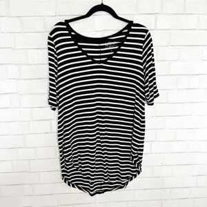 Torrid Black and White Oversized 3/4 Sleeve Tee size 1